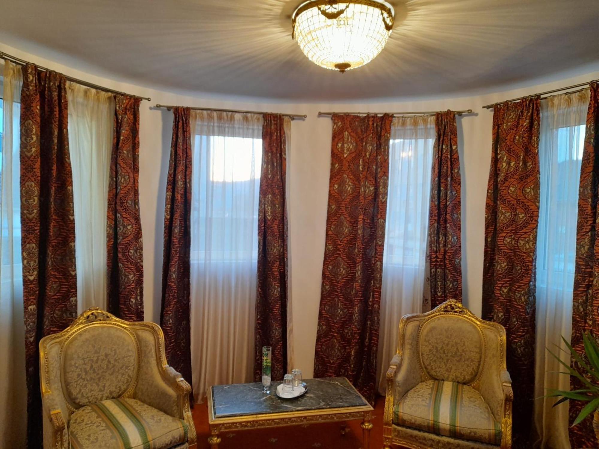 Pensiunea Crown Royal Alba Iulia Exterior foto