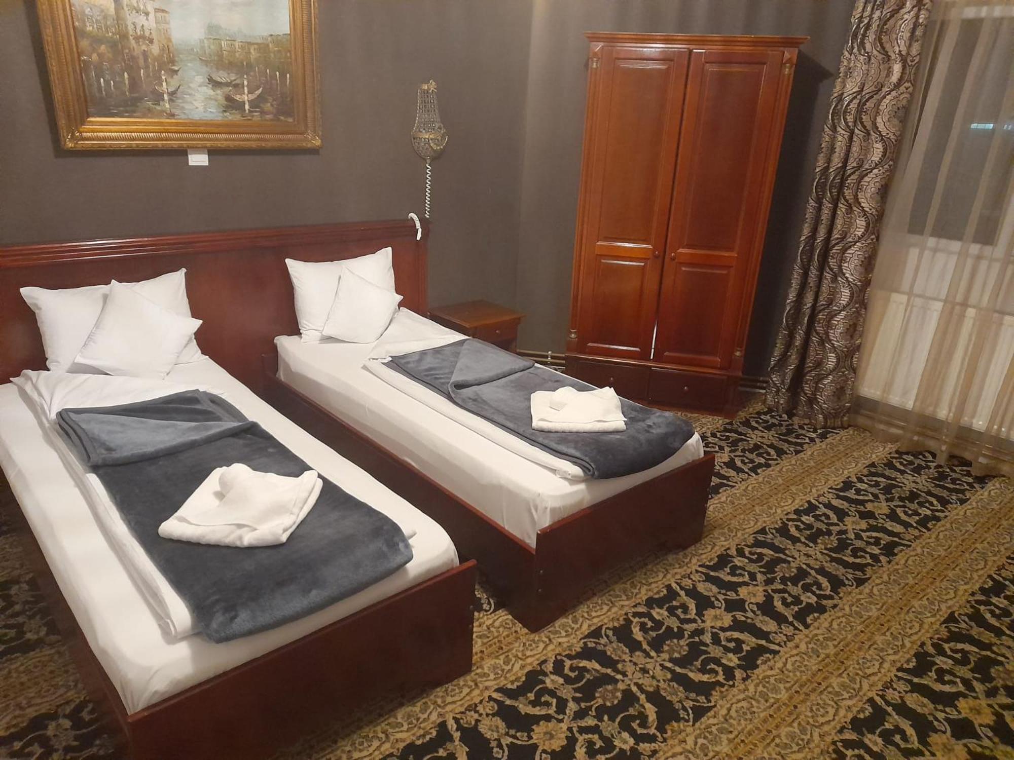 Pensiunea Crown Royal Alba Iulia Exterior foto