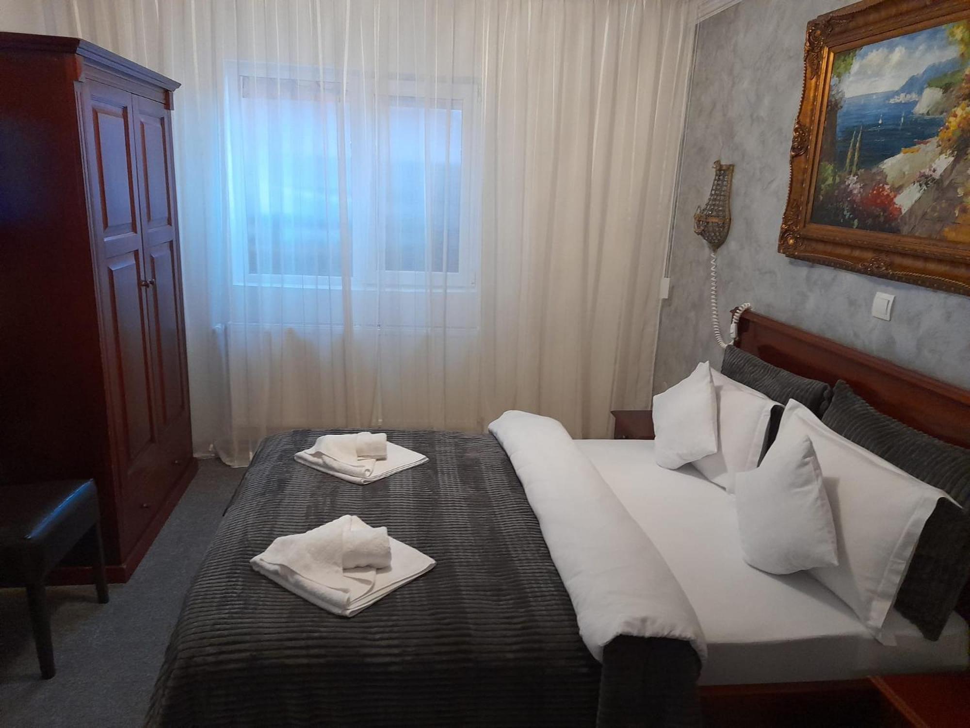 Pensiunea Crown Royal Alba Iulia Exterior foto